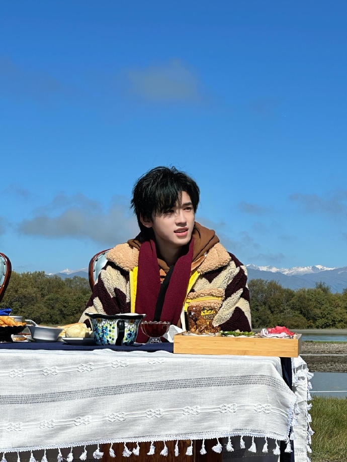 #宋亚轩条纹毛绒外套##宋亚轩明媚小狗# 宋亚轩条纹毛绒外套+卫衣，阳光照在脸上