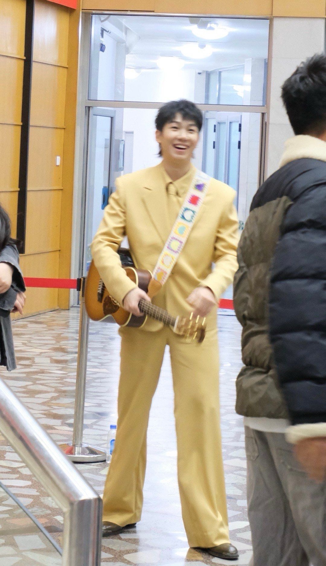 白举纲怎么变嫩了 看央视元宵晚会的白举纲，发现他咋变这么嫩？发型穿搭都显年轻，状