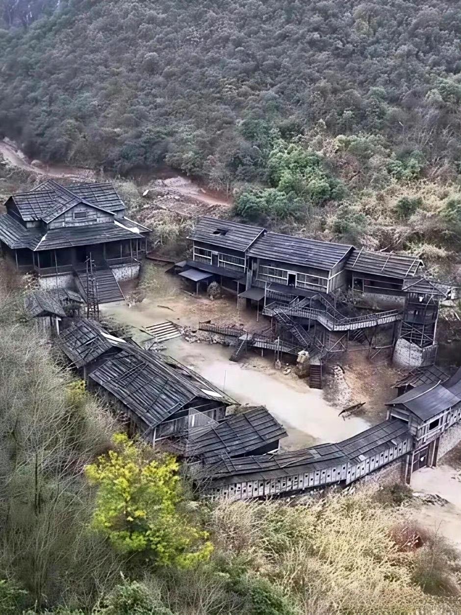 为了拍电影建了土匪山寨，拍完就废弃了，有点可惜。