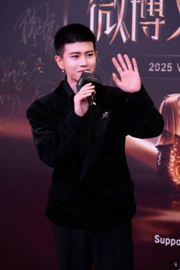 家人们，2025微博文化交流之夜·新加坡站因为任嘉伦而充满了惊喜！他以“中国文艺