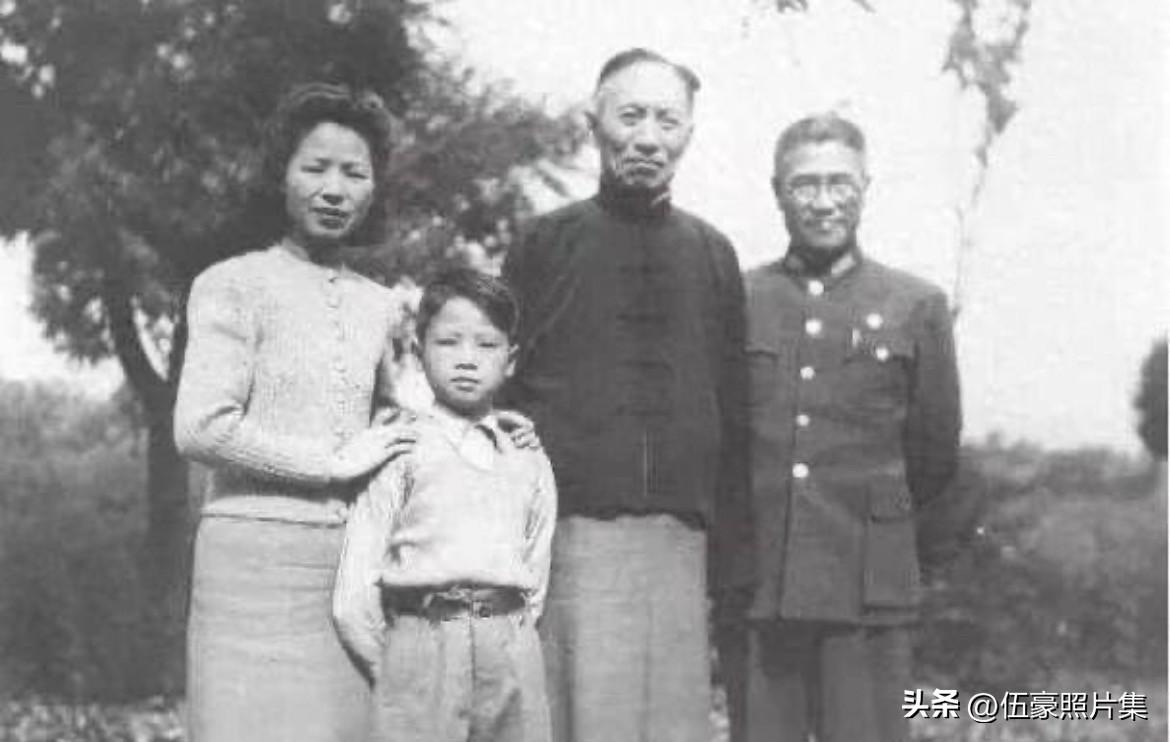1945年，抗战胜利后的廖耀湘（右一）与妻子黄伯溶（左一）、儿子廖定一（左二）等
