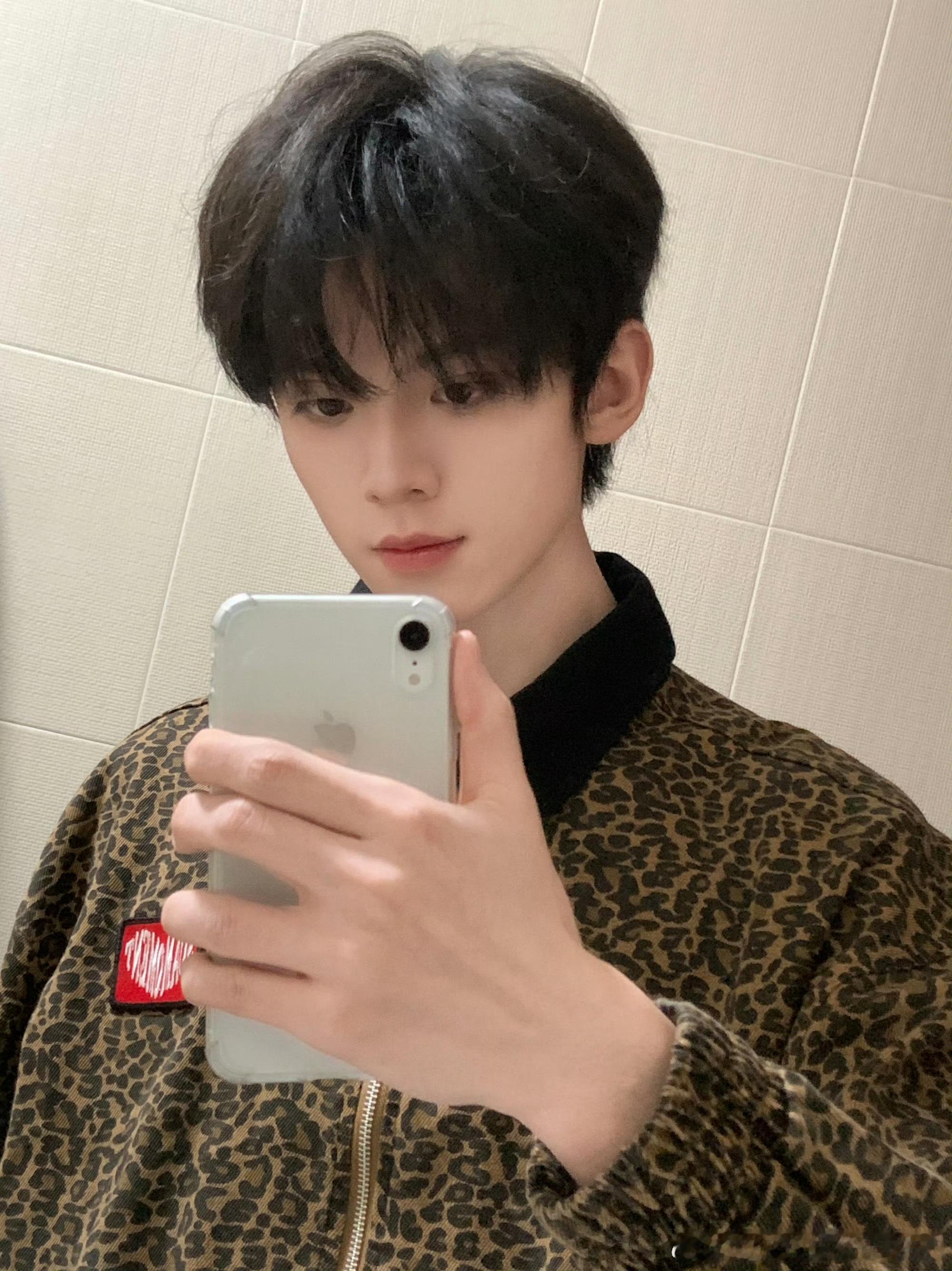 左航带着实习作品来了左航带着自拍和厚米新照片来了航酱带着自己和小猫厚米的新照片来