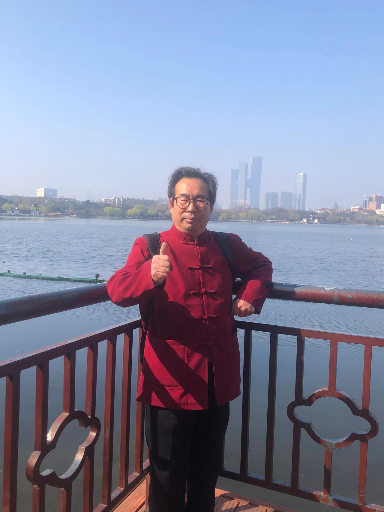 游南京莫愁湖公园 
文｜孙玉良
莫愁湖畔两莫愁
风流名士竞风流
华严钟磬成绝响