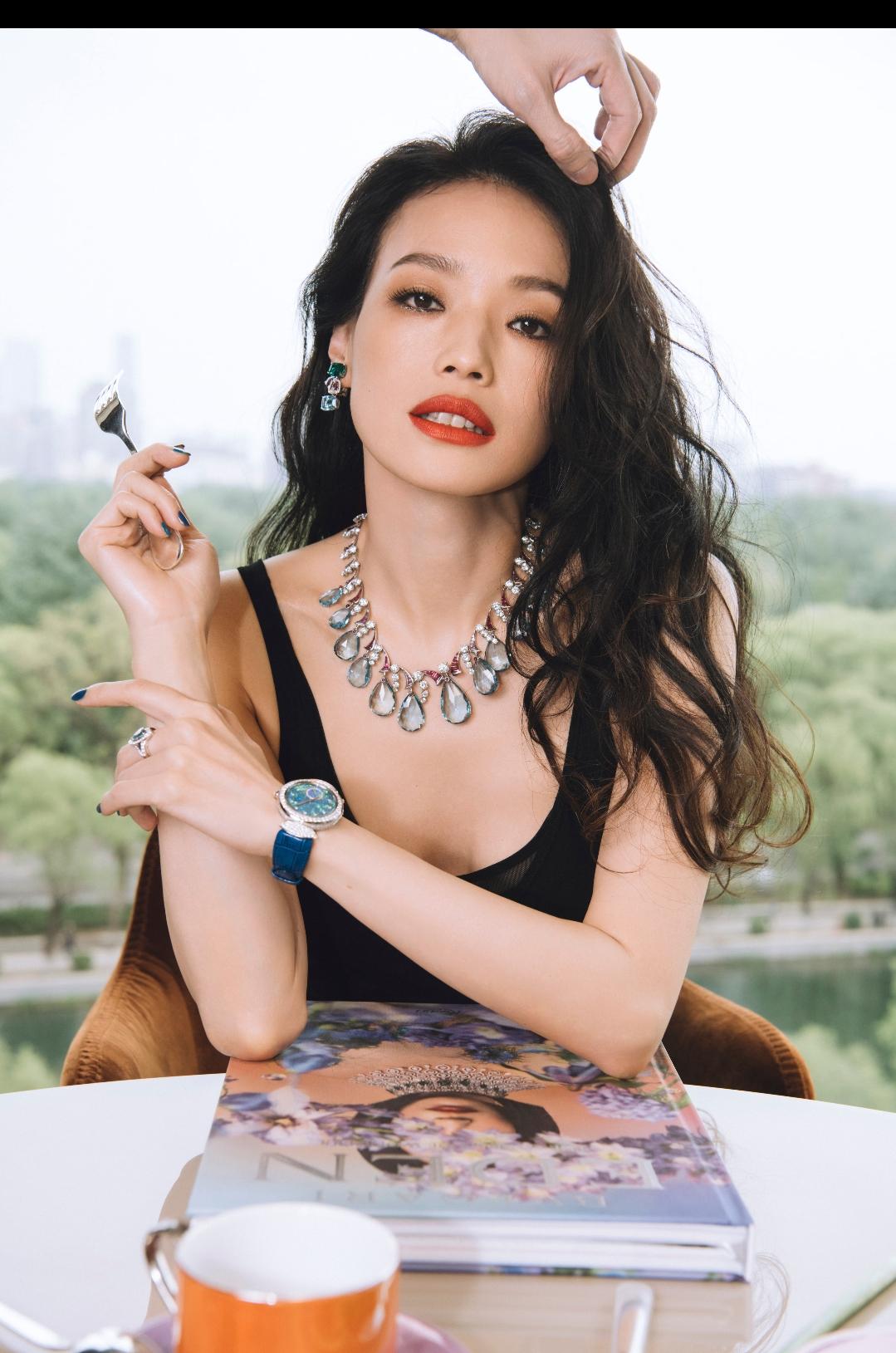 小时候看她的电影长大的，她在我们八零九零后的心目中的地位是无可取代的！
最让人佩