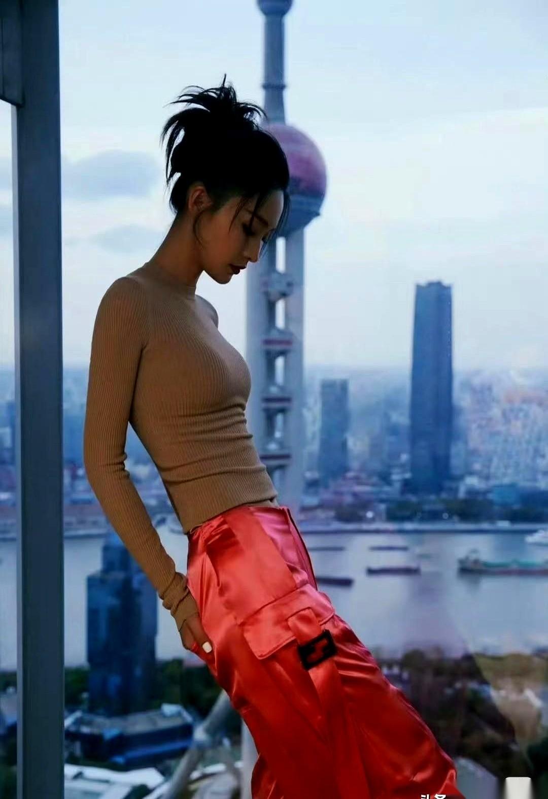 讲真，把“肉色”打底衫和死亡芭比粉的缎面工装裤穿在一起……
这组合光听着，脑子里