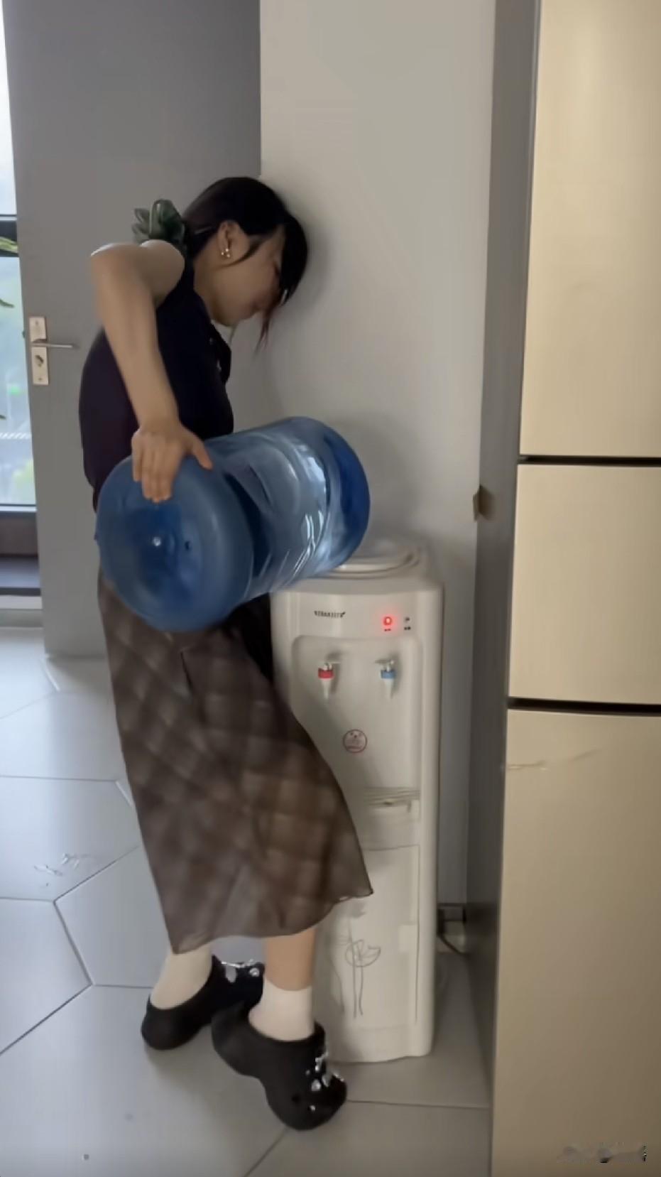 这不是力气的问题，是你抗起来的手势都不对