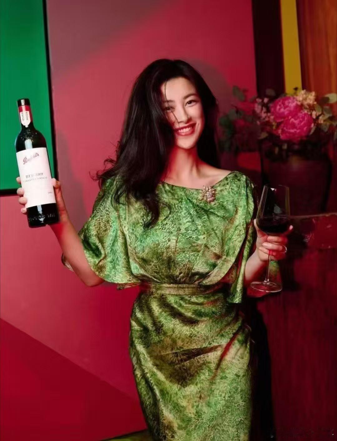 朱珠一杯红酒泼出年度爽剧 比起歇斯底里的争吵，这种不动声色的反击更有力量，朱珠这