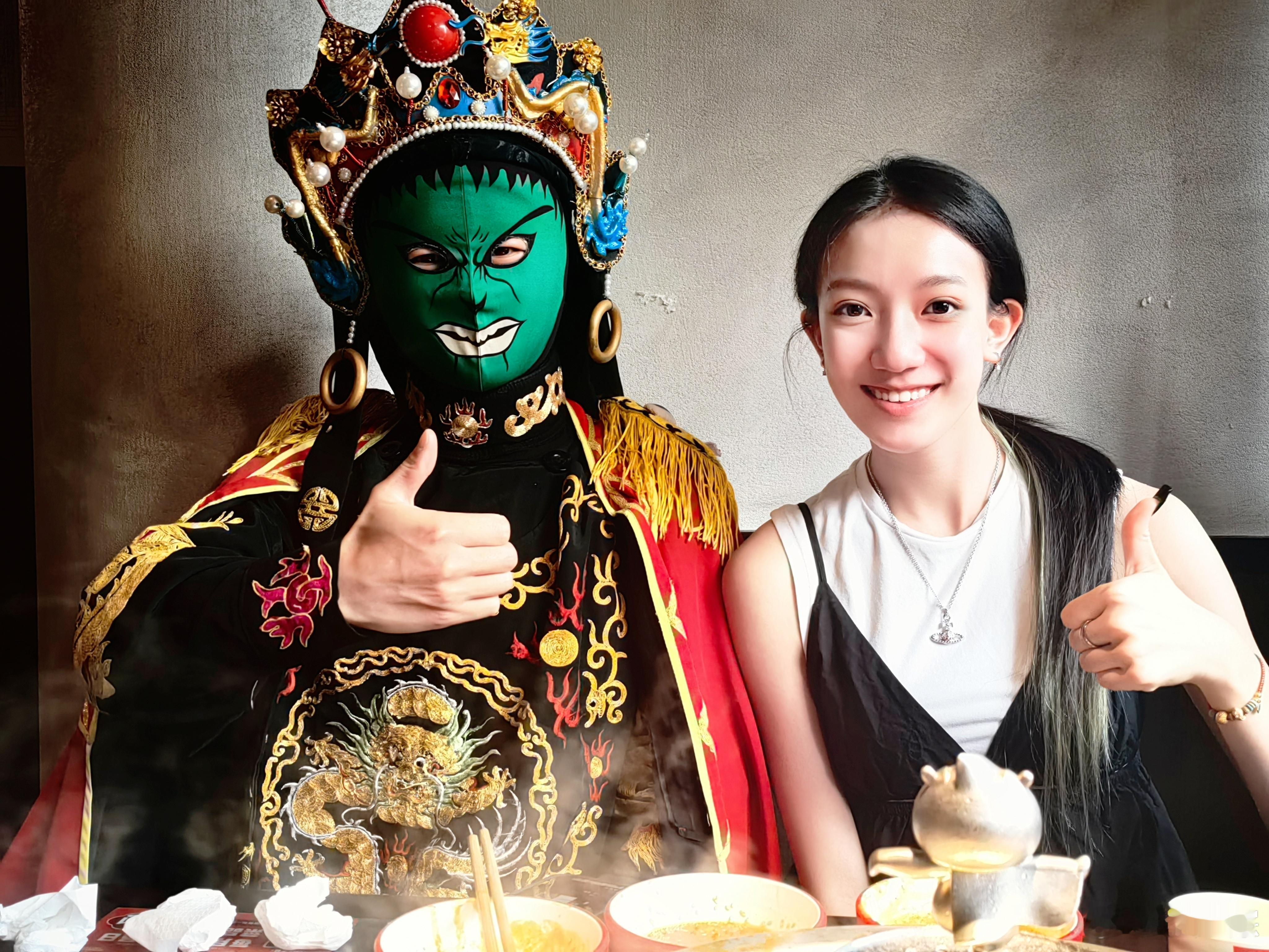 成都亲子游进行时，第一顿火锅，好吃[鼓掌] ​​​