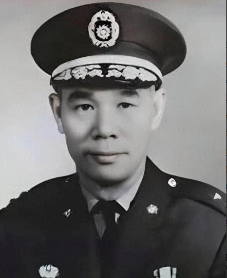 1995年11月，在荷兰鹿特丹，一位96岁高龄的华人老者在寓所藤椅上沉沉睡去，再