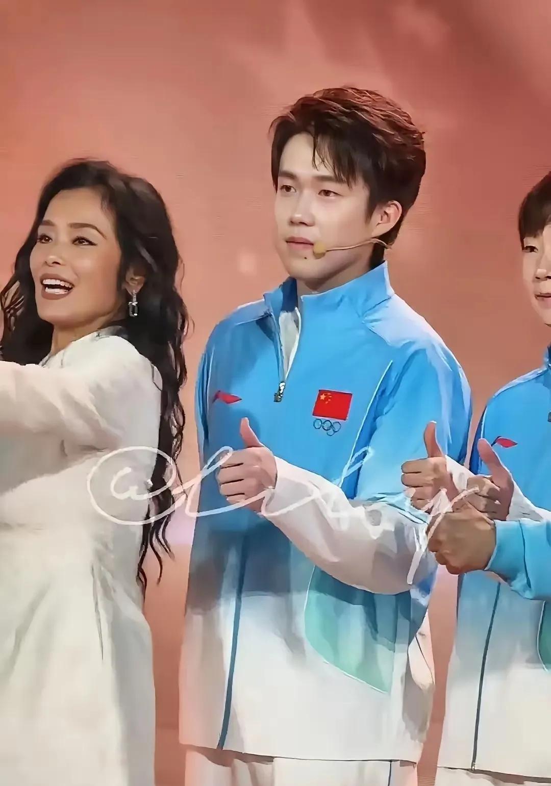 谁能不笑！
昨晚亚运装备发布会合影，
大头自带超强边界感，
平时合照习惯把手背在