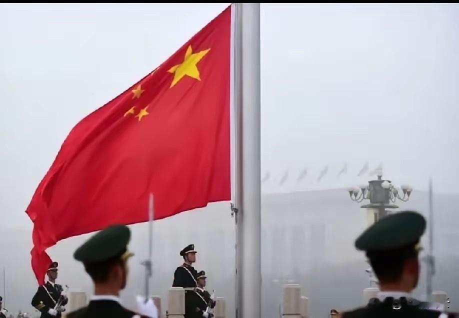 有美国网友评论：世界第一强国是中国，而不是美国。连专家也承认，我做为一个中国人，