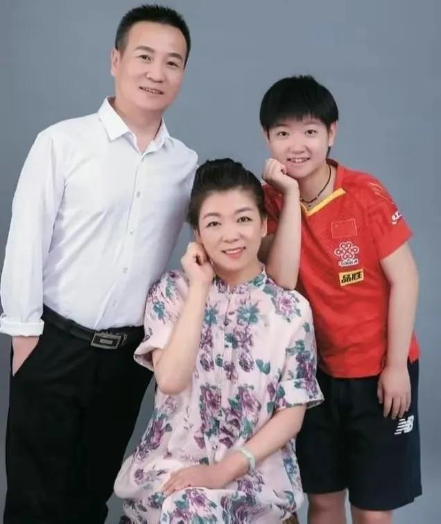 难得一见的幸福全家照，孙颖莎还是跟爸爸长的最像，俩人都是内双[捂脸]