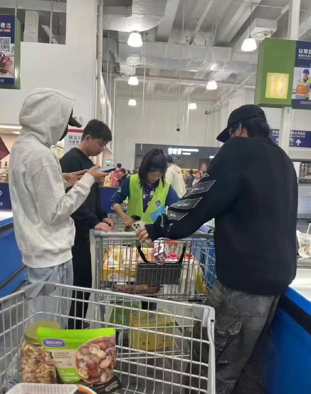 刘耀文宋亚轩挣钱的和花钱的宋亚轩刘耀文艺术源于生活宋亚轩刘耀文艺术源于生活！这集