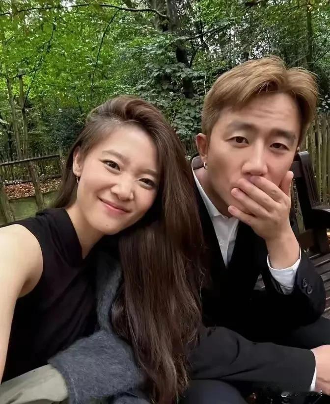 你说奇怪不奇怪

前有黄轩女朋友妙杀
后有汪小菲媳妇对比

黄教主和“珂学”姐