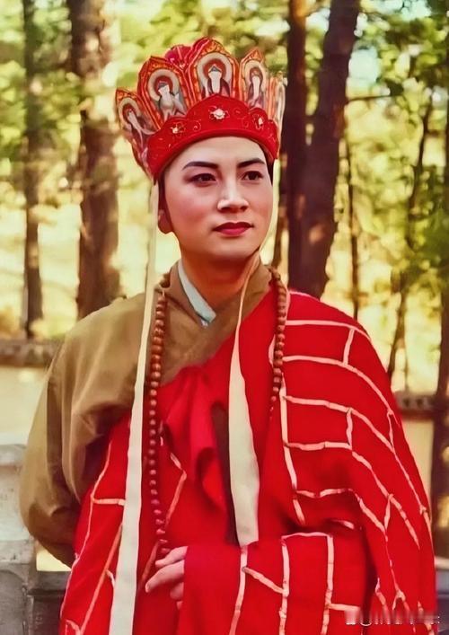 其实迟重瑞先生含金量极高！
家庭优越，出生于五代京剧世家，本人英俊潇洒，高大威猛