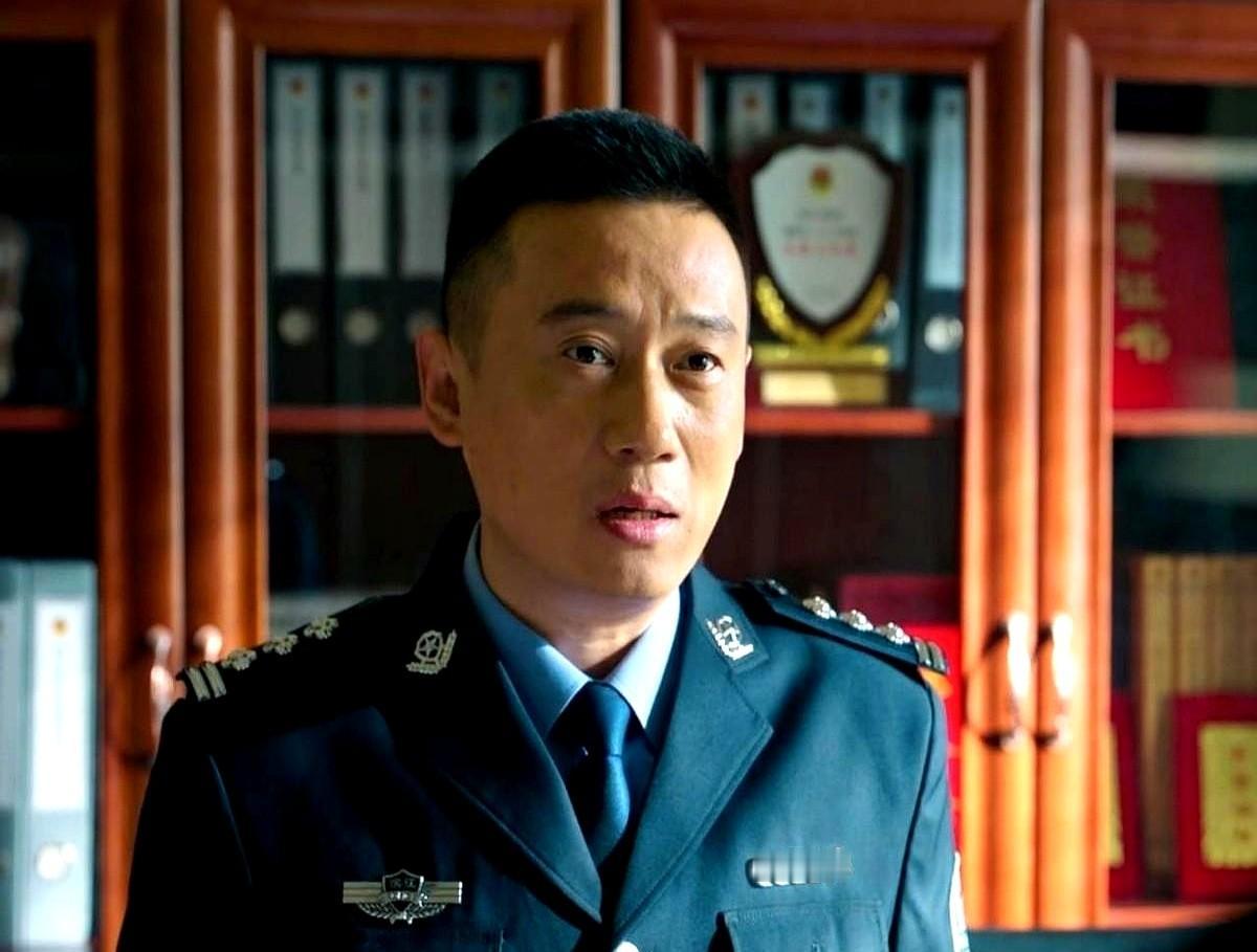 昨晚刷到徐洪浩的直播本来想划走，结果屏幕里突然晃过一位扎着马尾的女士，几秒沉默后