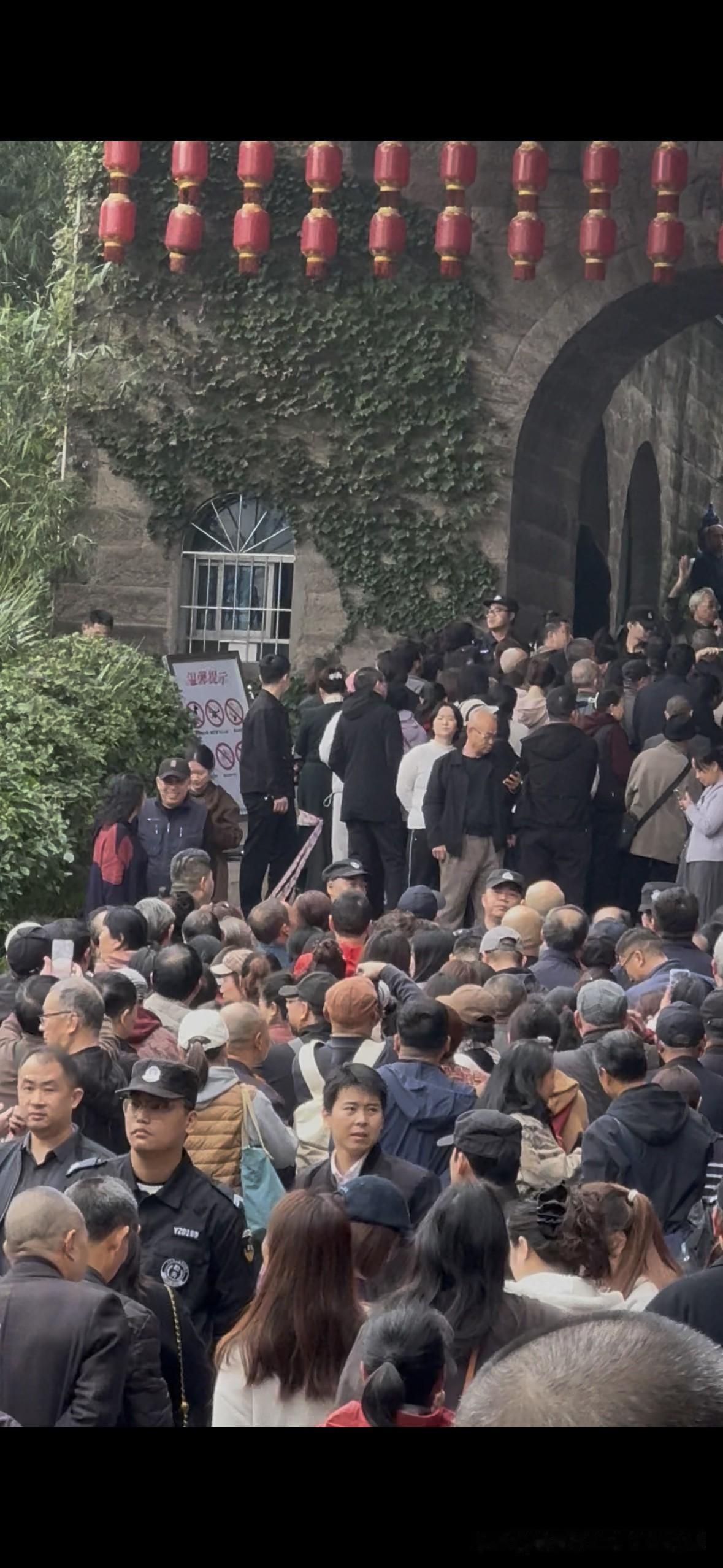 【重庆悬崖栈道开放首日，现场围的水泄不通，人山人海…】
重庆人期待已久的网红悬崖