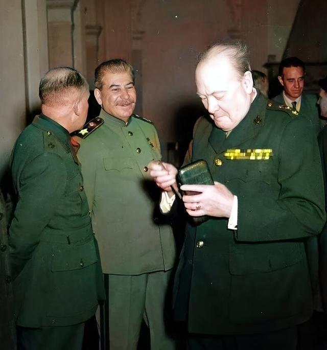 1945年，雅尔塔会议期间，丘吉尔烟瘾犯了，急忙抽出一根雪茄。他故意背着斯大林。