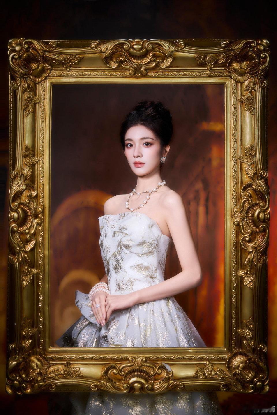 金鸡奖闭幕式的神图！一袭典雅妆造自带时光滤镜，眉梢眼角都是大家闺秀的温婉，妥妥从