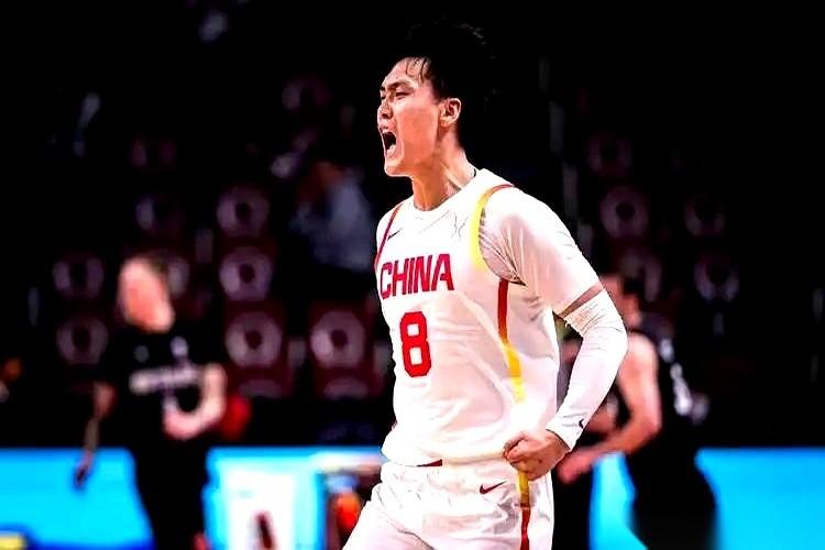 别的不说，赵睿今天打得是真横。
半场就给你整个13分6板6助，满场飞，感觉浑身都