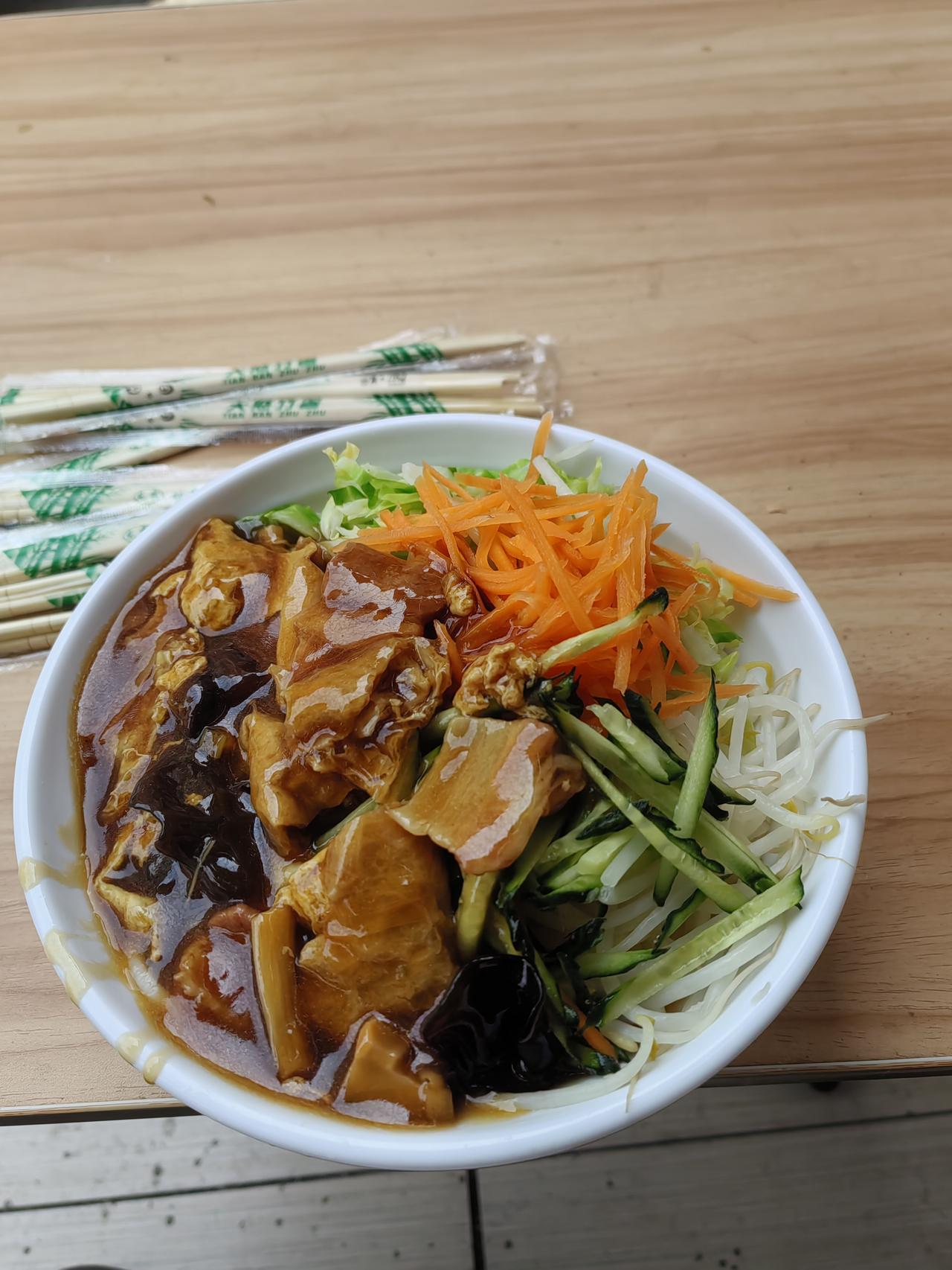 真够烦的，今天上了四节课，午饭吃的面条，这家卤太咸了齁嗓子了。午自习，下午第一节