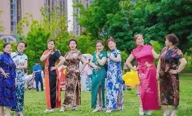 照片中这些大妈，虽然上了年纪，但耐不住她们爱美呀，穿着花花绿绿的旗袍，看起来怪怪