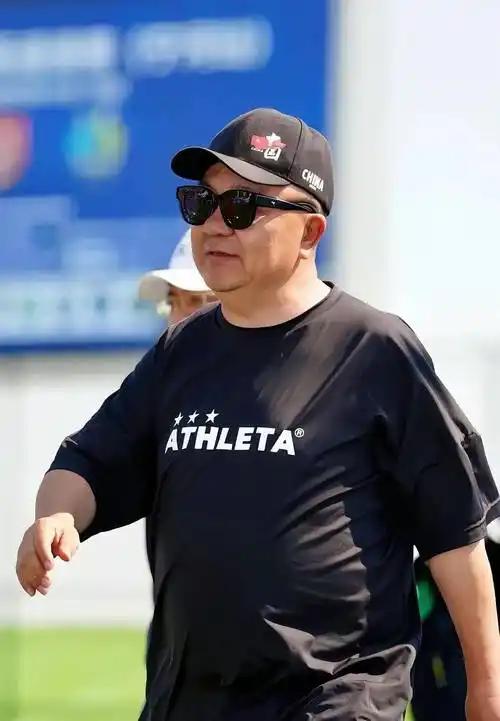 10后小球员已经开始整顿足球圈了！董路直播点名批评12岁的孟新艺有点飘，跑动不如