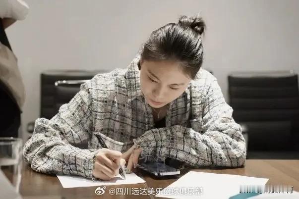 四川女篮举行赠送球员韩旭等住房签约仪式!

近日，四川远达美乐集团赠送给俱乐部球