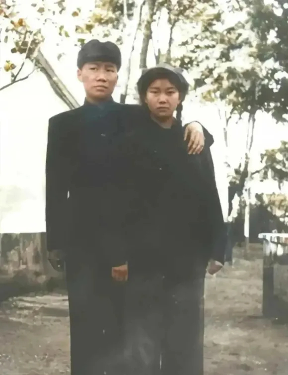 这张拍摄于 1950 年 10 月的合影，是毛岸英与刘思齐的最后一张留影，定格在