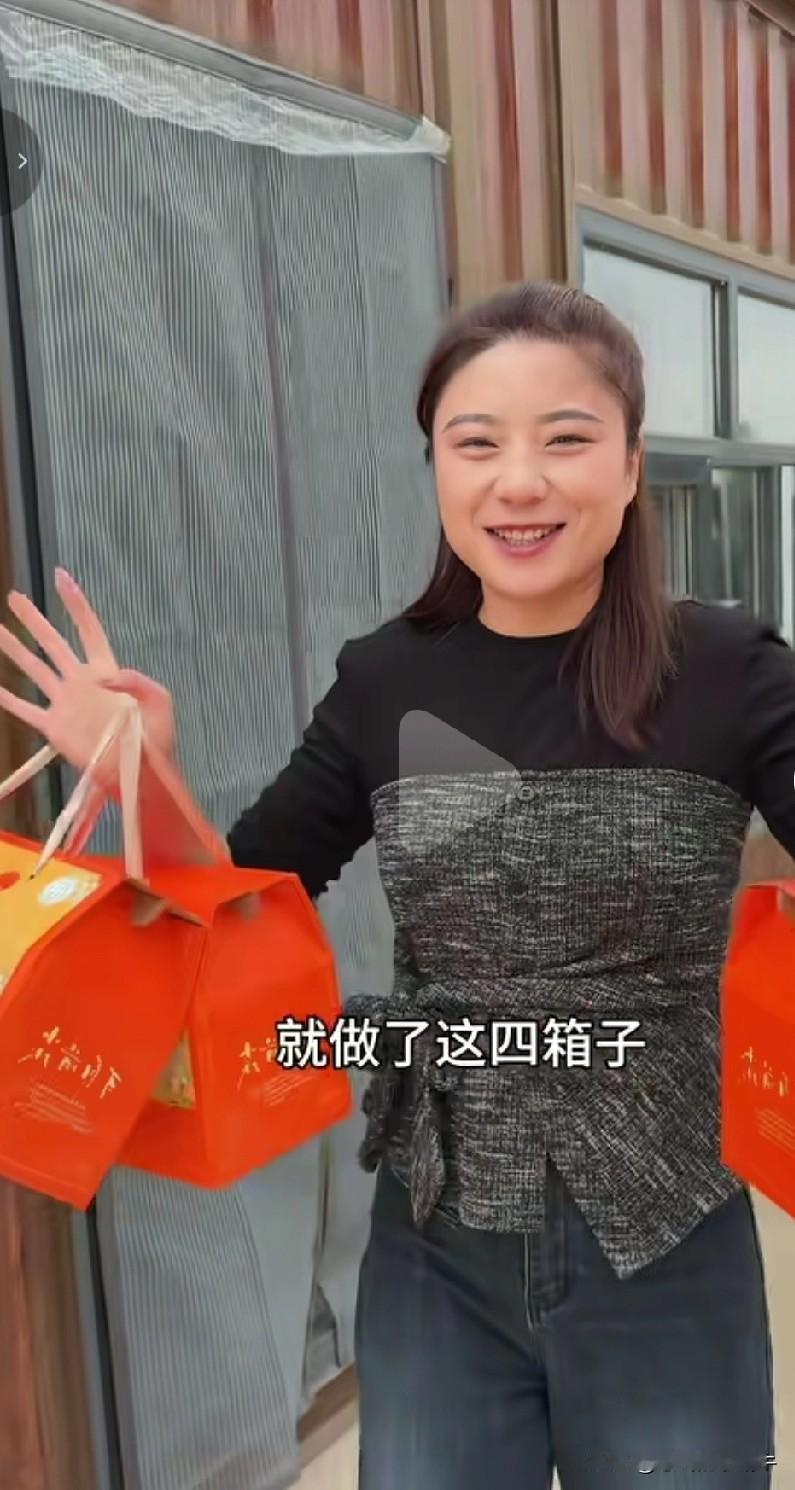 确定了，黑梅梅真的是是恋爱脑，学做了月饼说好给家里人跟她男朋友一起吃的，做了4箱