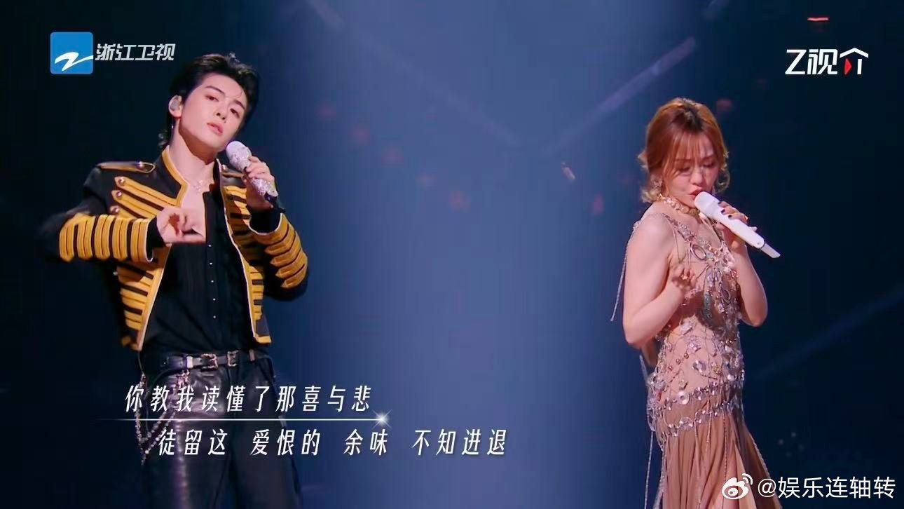 张靓颖曾舜晞舞曲版锁天赐的声音张靓颖一出场便拉高舞台档次，合唱锁情绪饱满，听完只