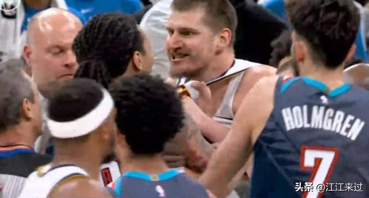 掘金、雷霆双方球员又打起来了！爆发严重冲突！场面失控了！
掘金89比90被雷霆反