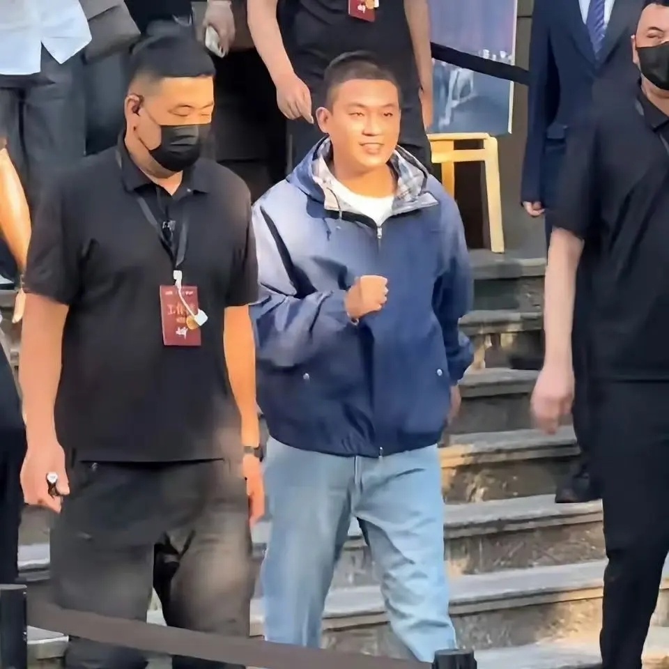 33岁欧豪断崖式发胖，曾经的型男如今身形臃肿，180cm的身高看起来像只有160