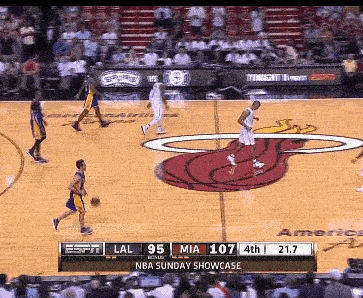 面对曼巴的进攻，詹姆斯选择了放弃防守！科比则是毫不手软，扬手就投！这两球直接体现