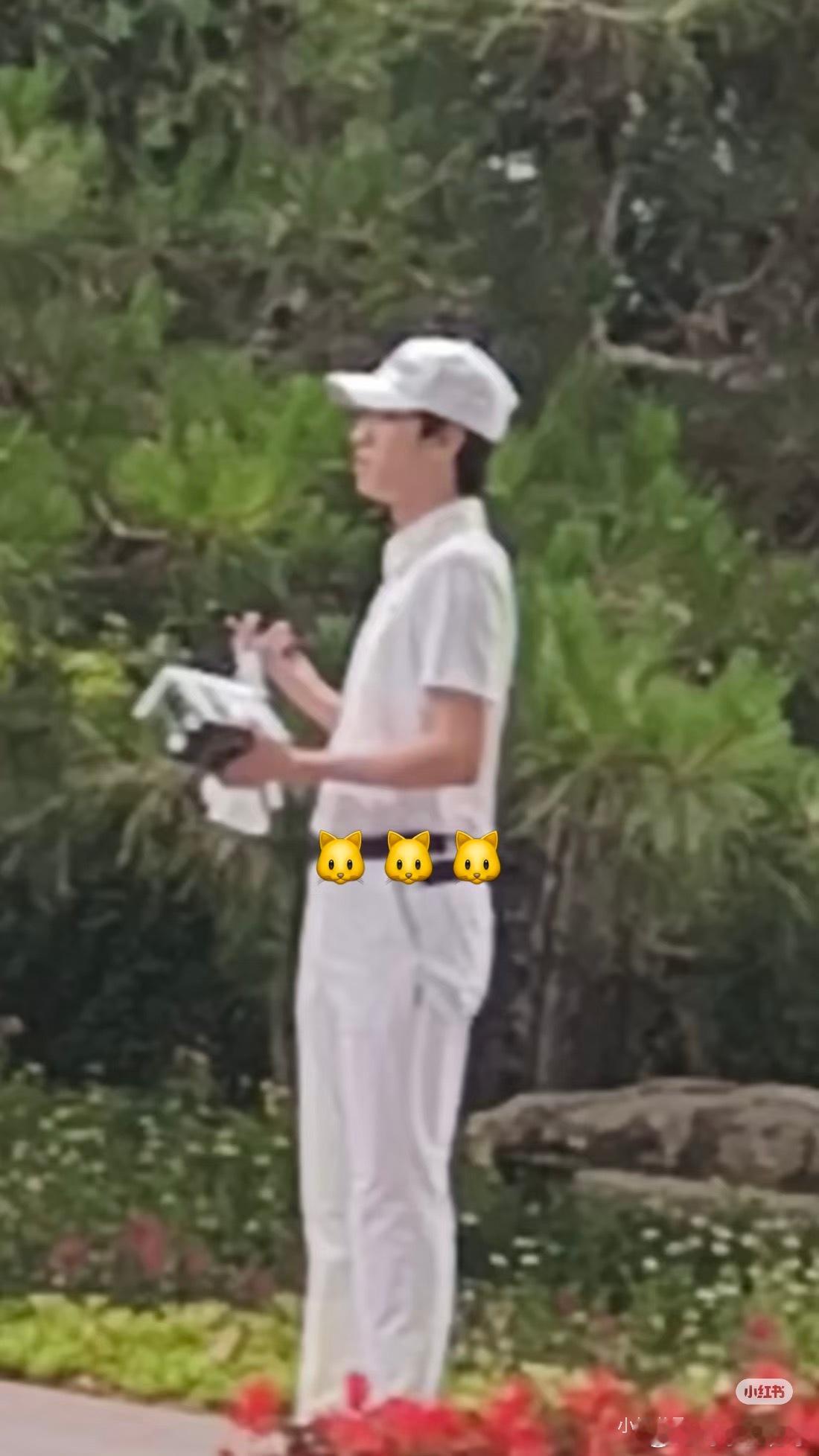 严浩翔今日拍摄路透 商务风 