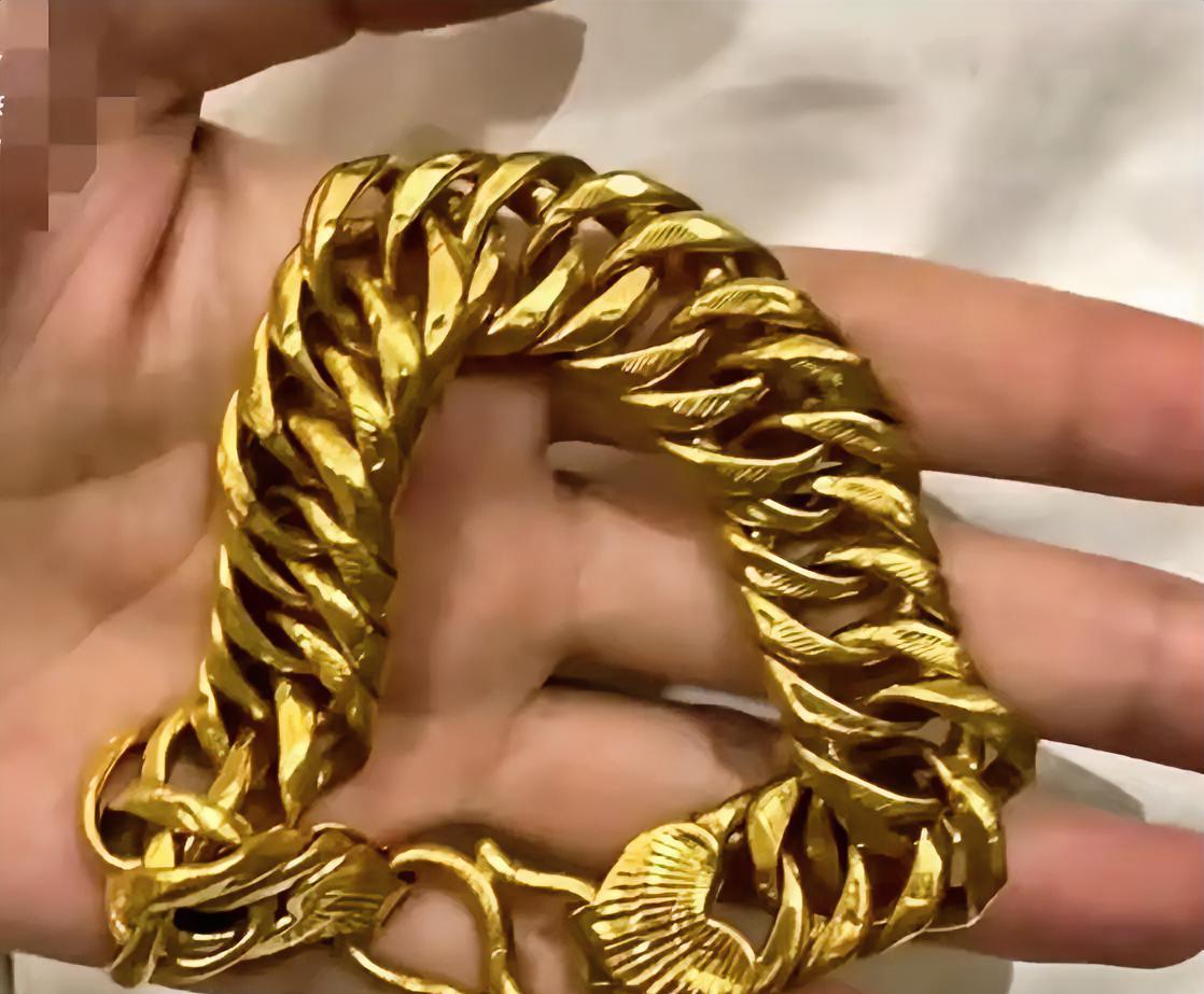 南京，13岁女孩将捡到的金项链原物归还，失主王姐赶来认领时，发现女孩，鞋帮裂着大