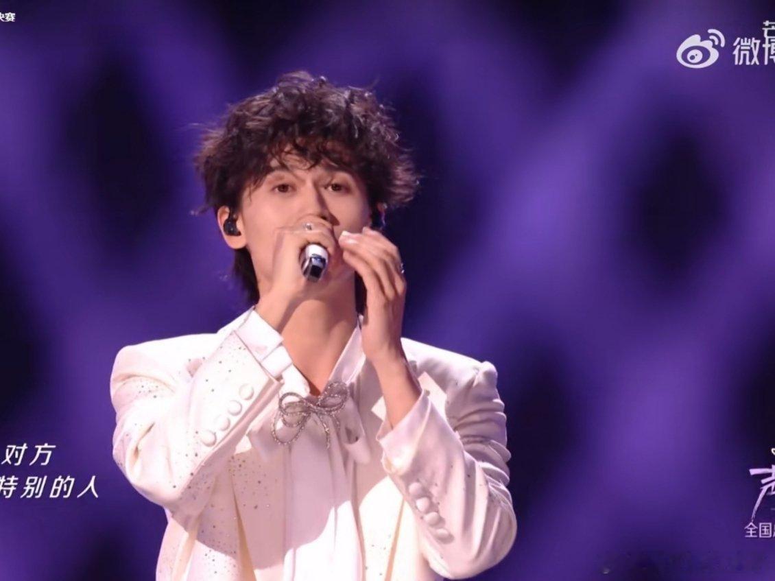 马韬唱方大同特别的人马韬卷毛唱情歌， 把对《特别的人》唱出了感情，真的很难不心动