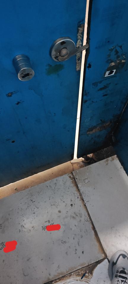 因闹肚子，上了一趟后湖公园陵园处的公厕，有种“不忍卒蹲”之感。