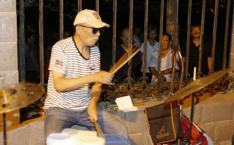 大叔15元中7397万，

体彩领导接连出事，

村民却越买越疯。

最近听说河