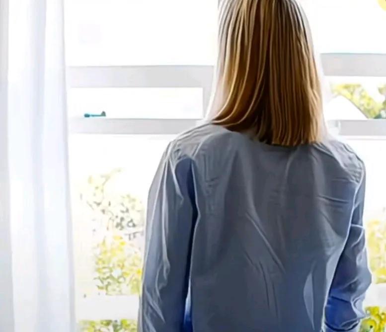 现在的孩子都早恋吗？15岁女生被男生引诱翻窗约会，不幸坠楼身亡，女方父母起诉男友