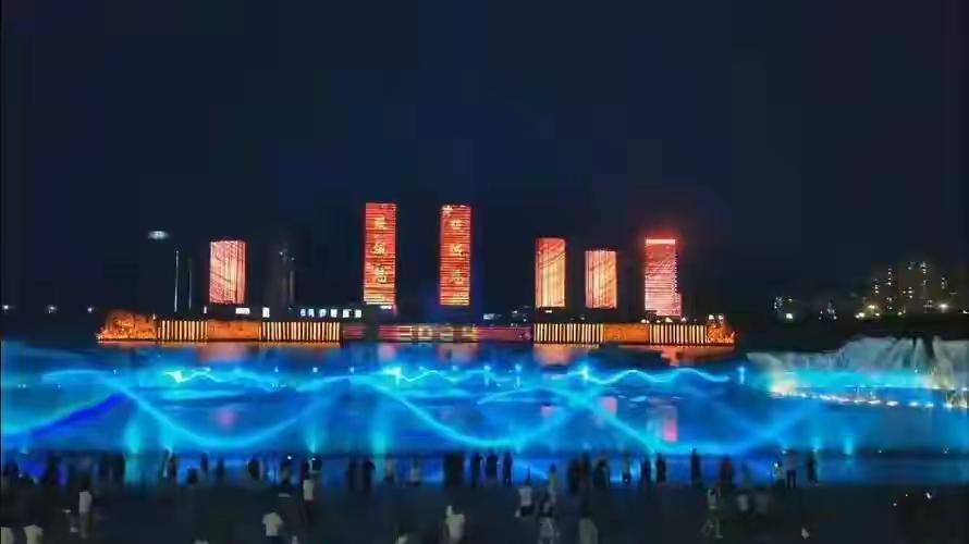 昨夜一场八一焰火秀，让康巴什乌兰木伦湖畔人声鼎沸。800架无人机在夜空中勾勒出航