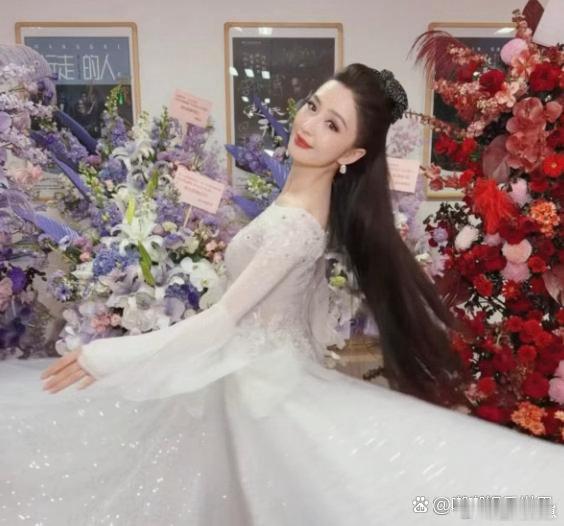 42岁佟丽娅也太惊艳了！和闺蜜董璇同框合影，两位女神同框颜值双双在线，真的被美到