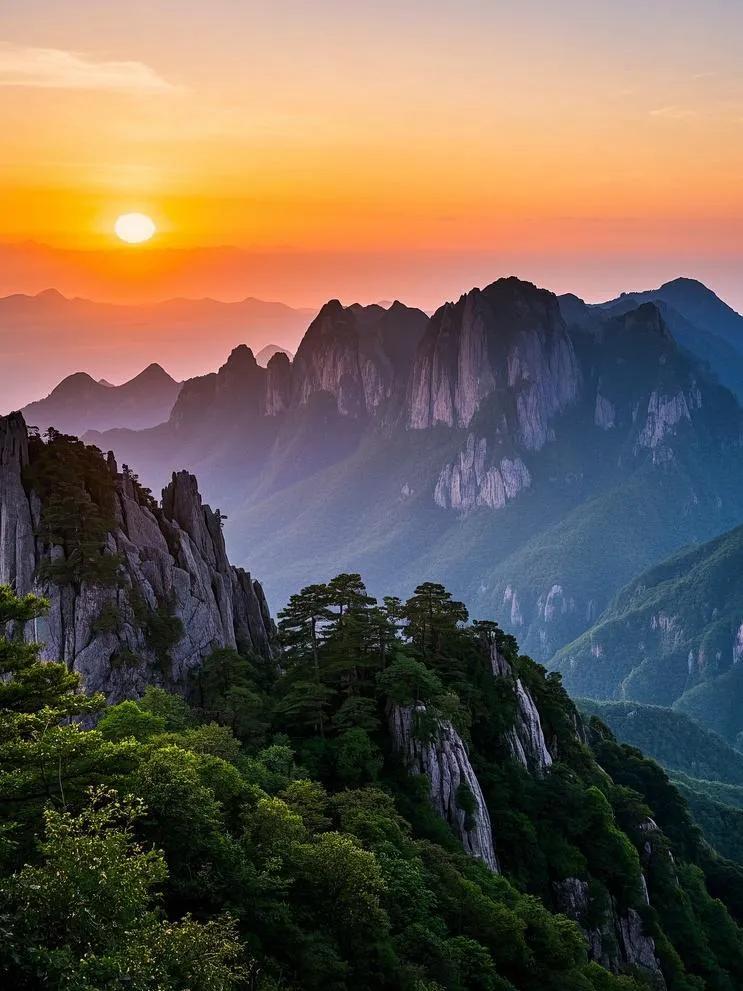 站在含鄱口，看夕阳余晖洒在五老峰，峰林地貌奇特，与绿树青山对比鲜明，宛如天然画卷