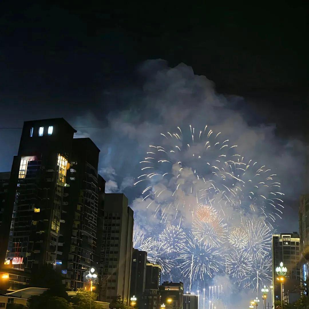 人这一辈子总是在等，等将来，等不忙，等下次，等有条件，可是后来，等没了选择，等来