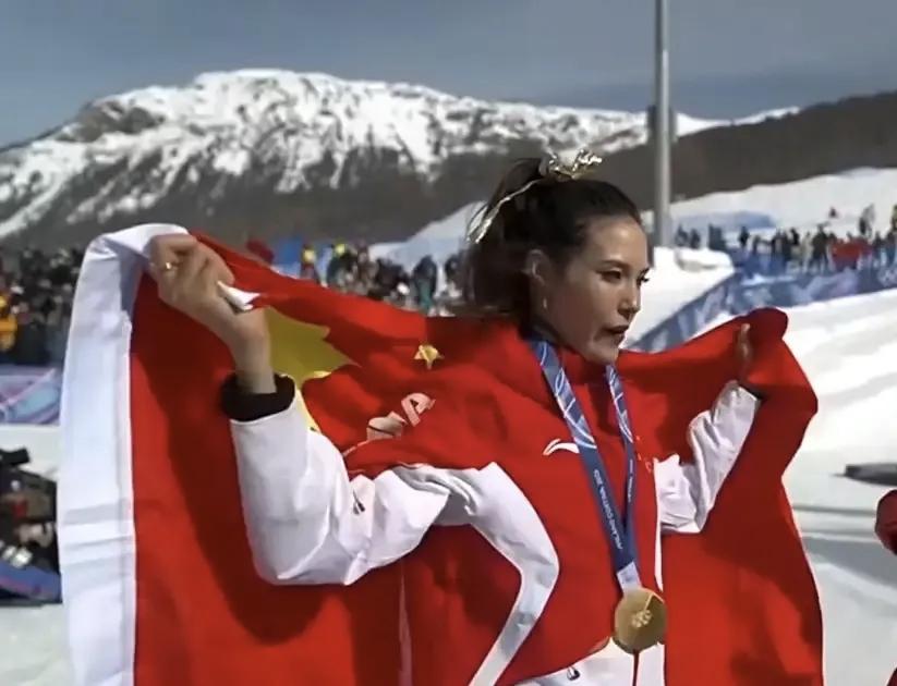 一抹最可爱的别样的中国红，冲破网络的迷雾，终将不朽[赞][比心]