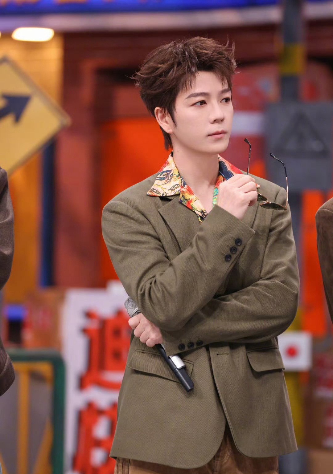 代入一下何老师：你俩能不能说点人类能听懂的话？这打招呼流程过于复杂，建议全国推广