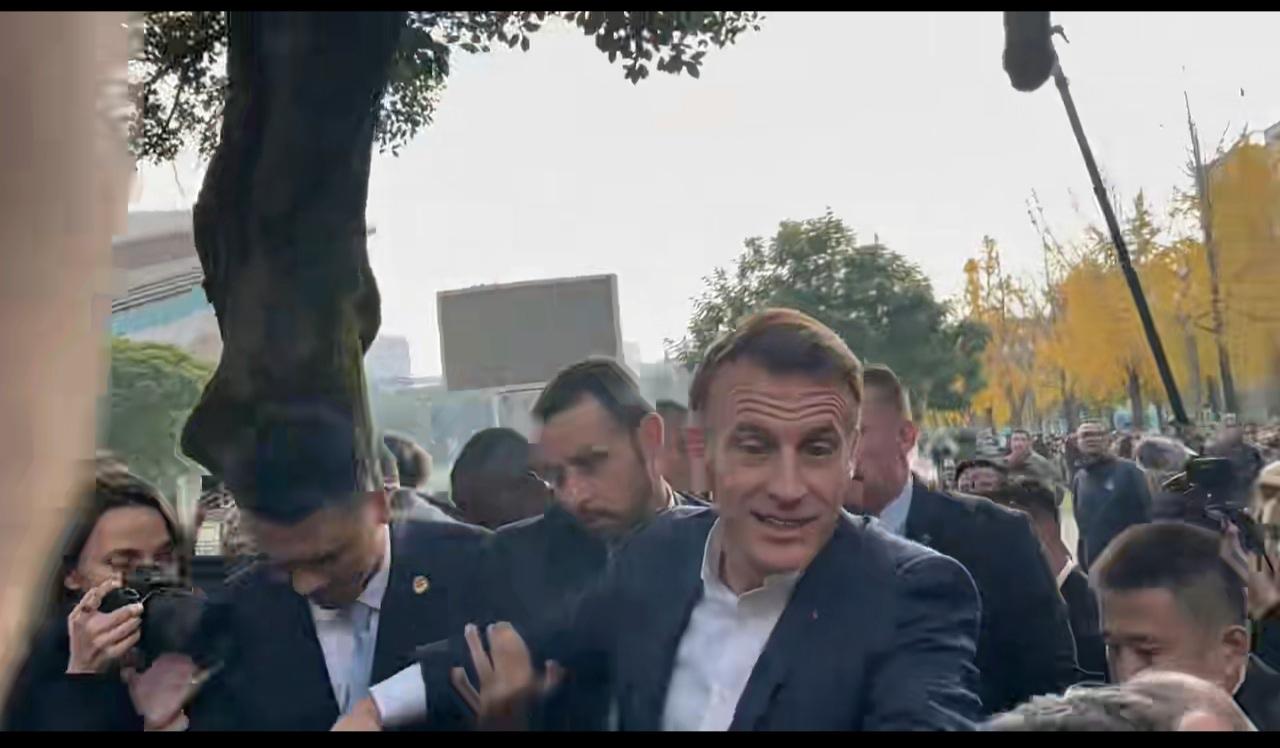 这老兄马克龙，估计在自己国家，都没这么多人给他热情拍照！
刚刚传出消息！马克龙抵