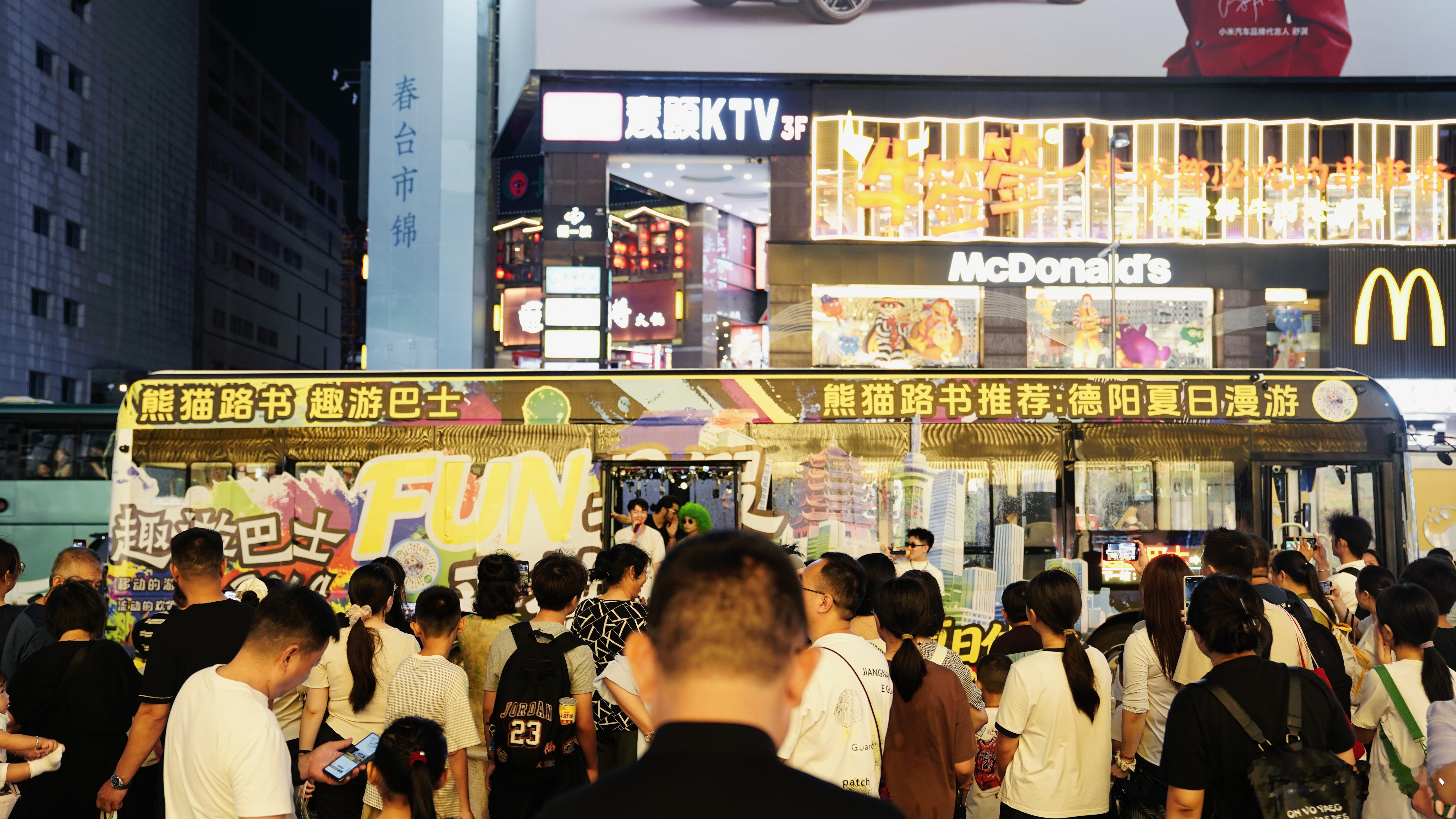 我是个成都本地人，以前觉得德阳就是“离成都近的二三线”。今天坐了这趟巴士，才知道