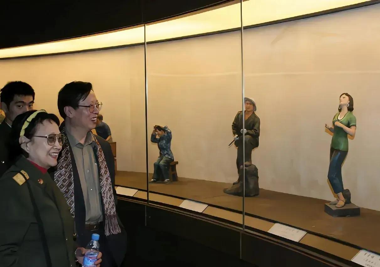 王晓棠参观中国电影博物馆，但看到天津“泥人张”制作的阿兰小姐形象时忍不住笑了
