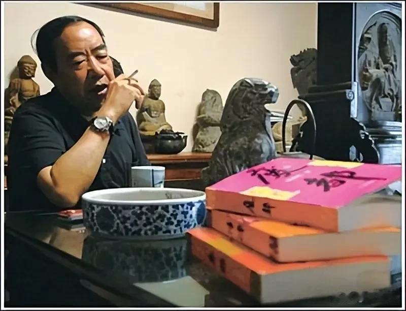 贾平凹这事，舆论推波助澜，大有泥沙俱下之势。

       客观来说，老贾因名